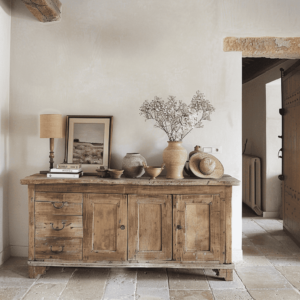 Une décoration de style méditerranéen, avec un buffet ancien en bois brut.